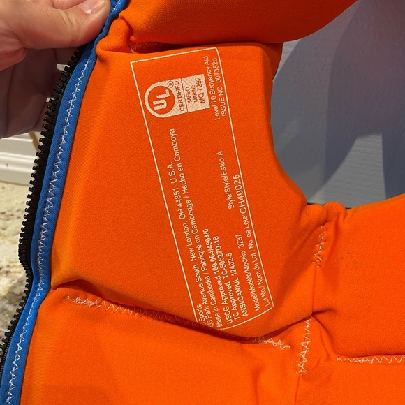 Hyperlite kids lifejacket
 15-25kg (33-55lbs) - Picture 6 of 7